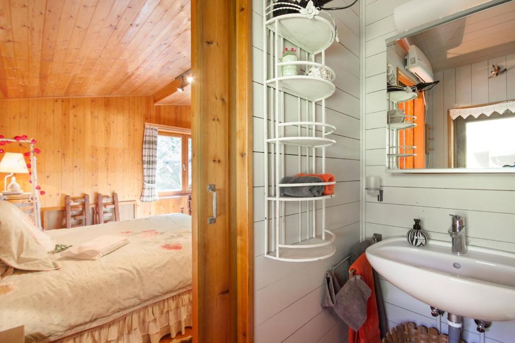 Badkamer met wastafel naast de slaapkamer