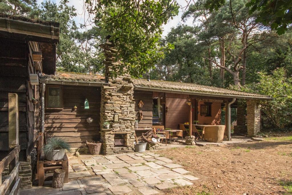 Het boshuisje met terras tussen de bomen