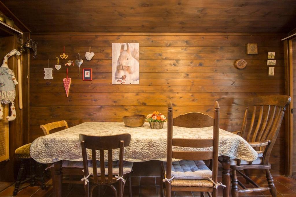 Landelijke eetkamer met houten wanden