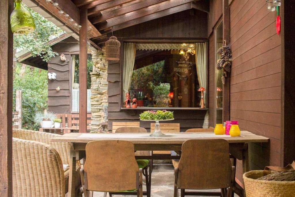 Overdekt terras met grote eettafel