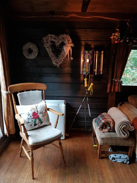 Knusse hoek met fauteuil en decoratie