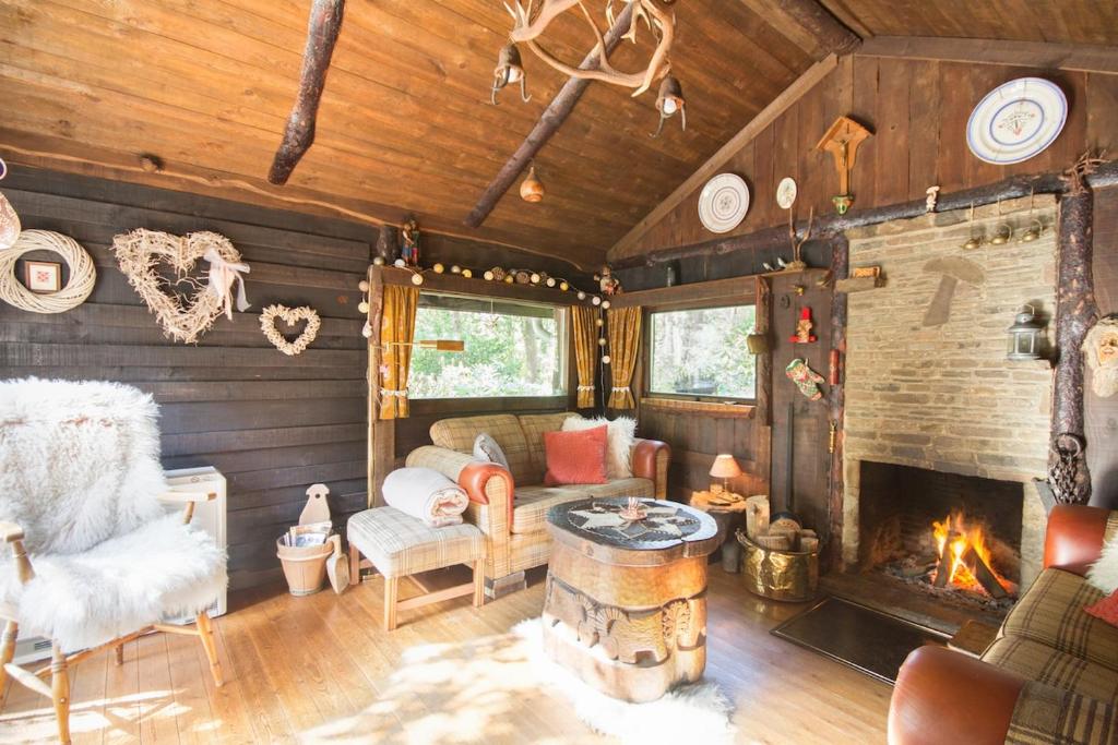 Woonkamer met brandende open haard