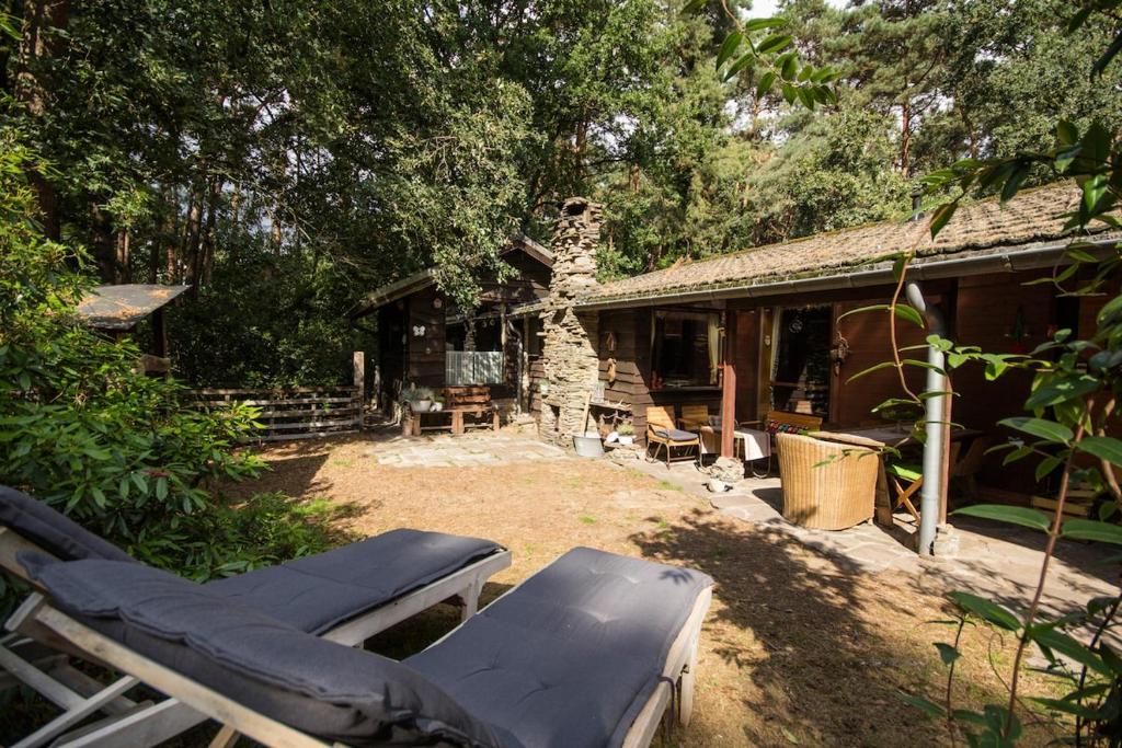 Ligbedden in de bostuin bij het huisje